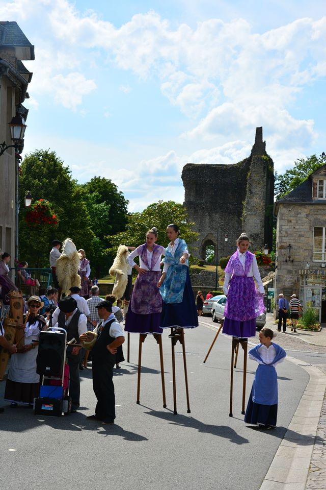 Aubades dans Domfront - Les Landes