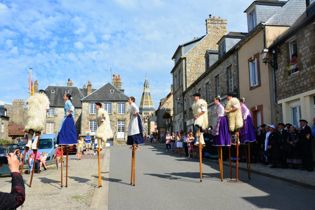 Aubades dans Domfront - Les Landes