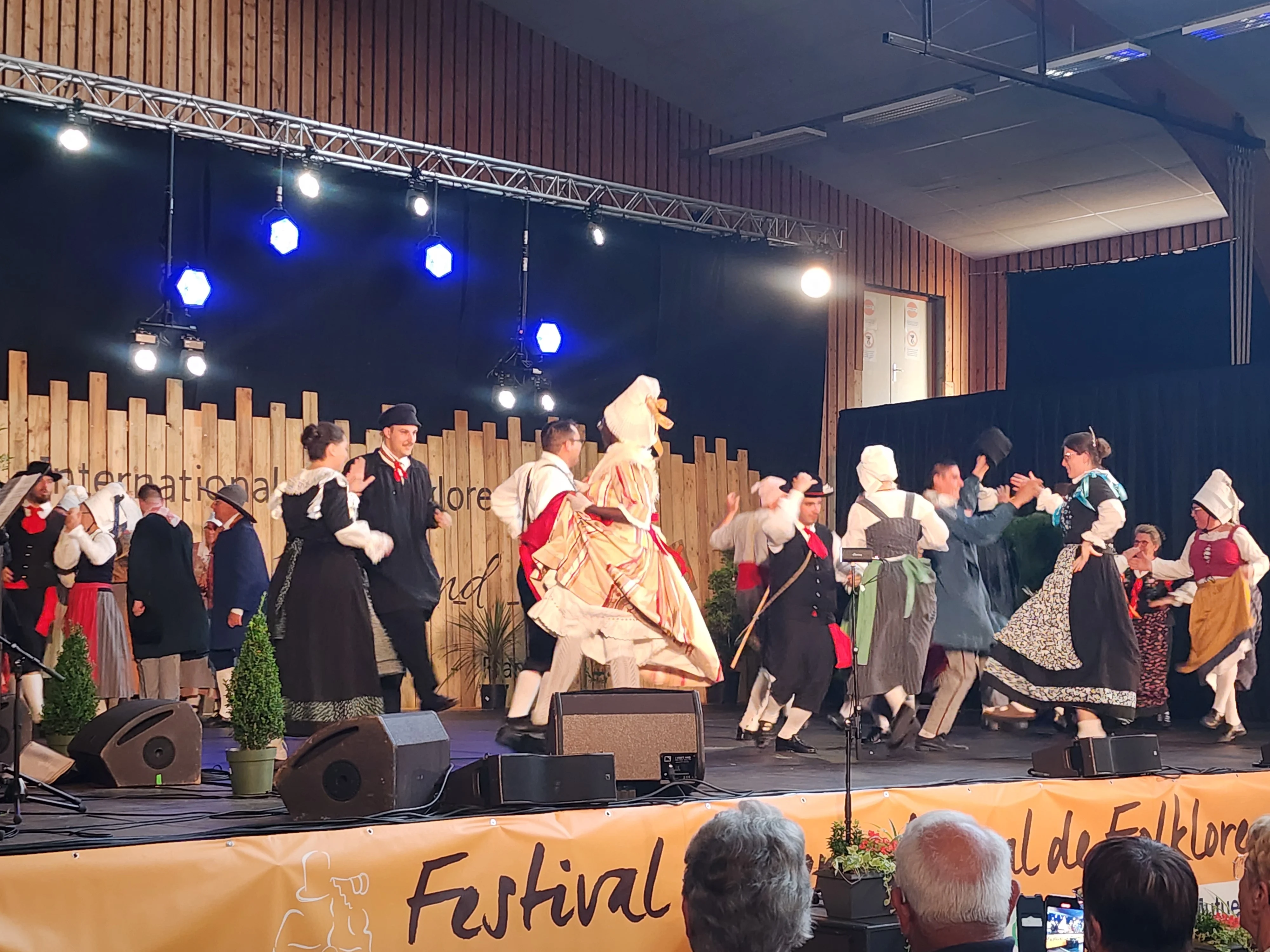 Spectacle du dimanche - Final avec tous les groupes