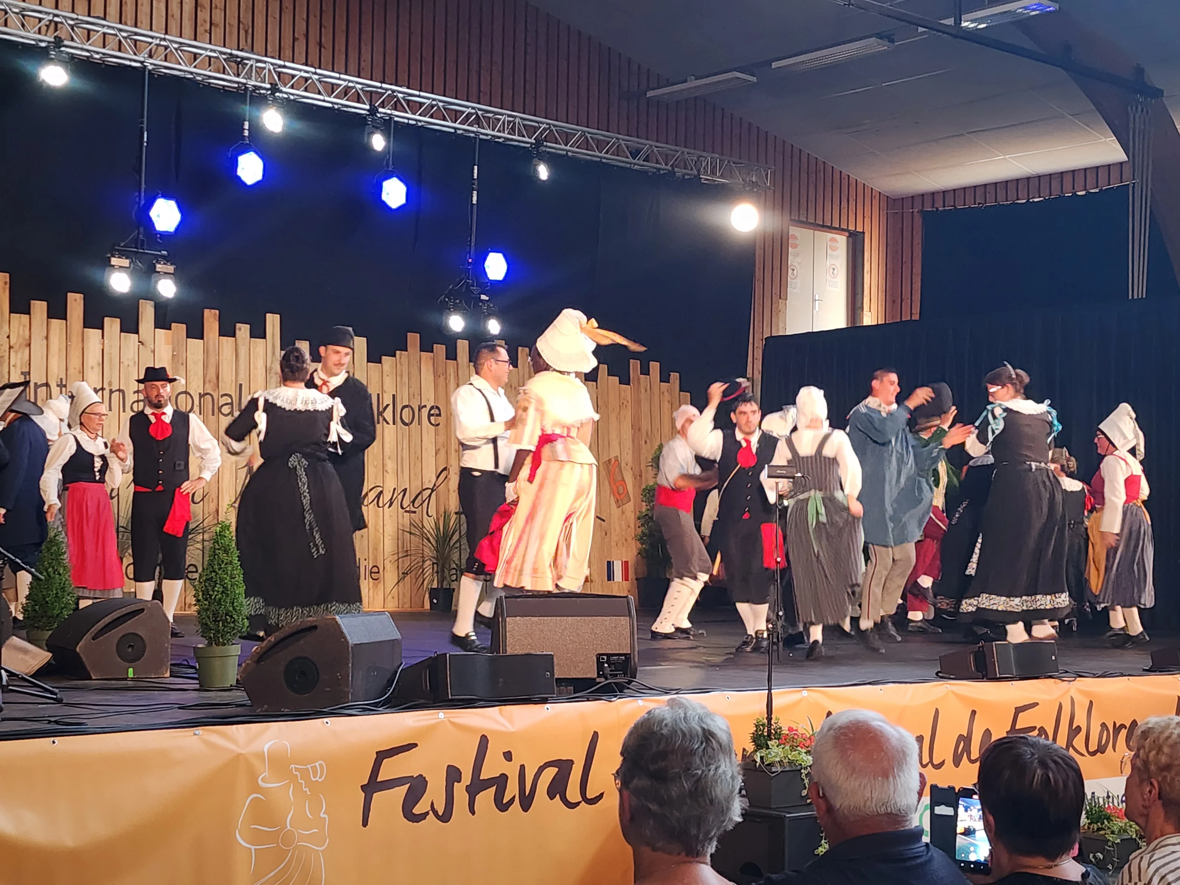 Spectacle du dimanche - Final avec tous les groupes