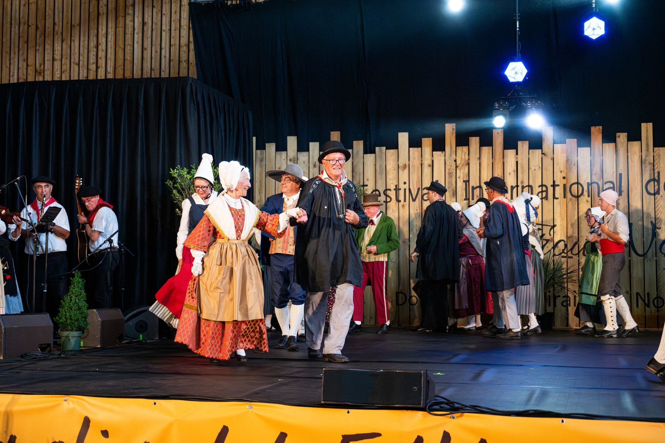 Spectacle du dimanche - Final avec tous les groupes