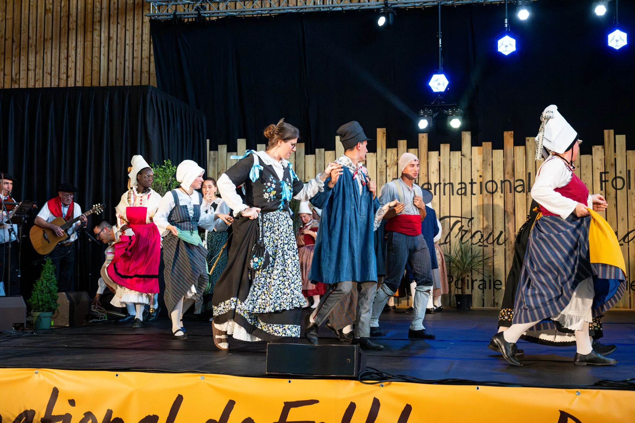 Spectacle du dimanche - Final avec tous les groupes