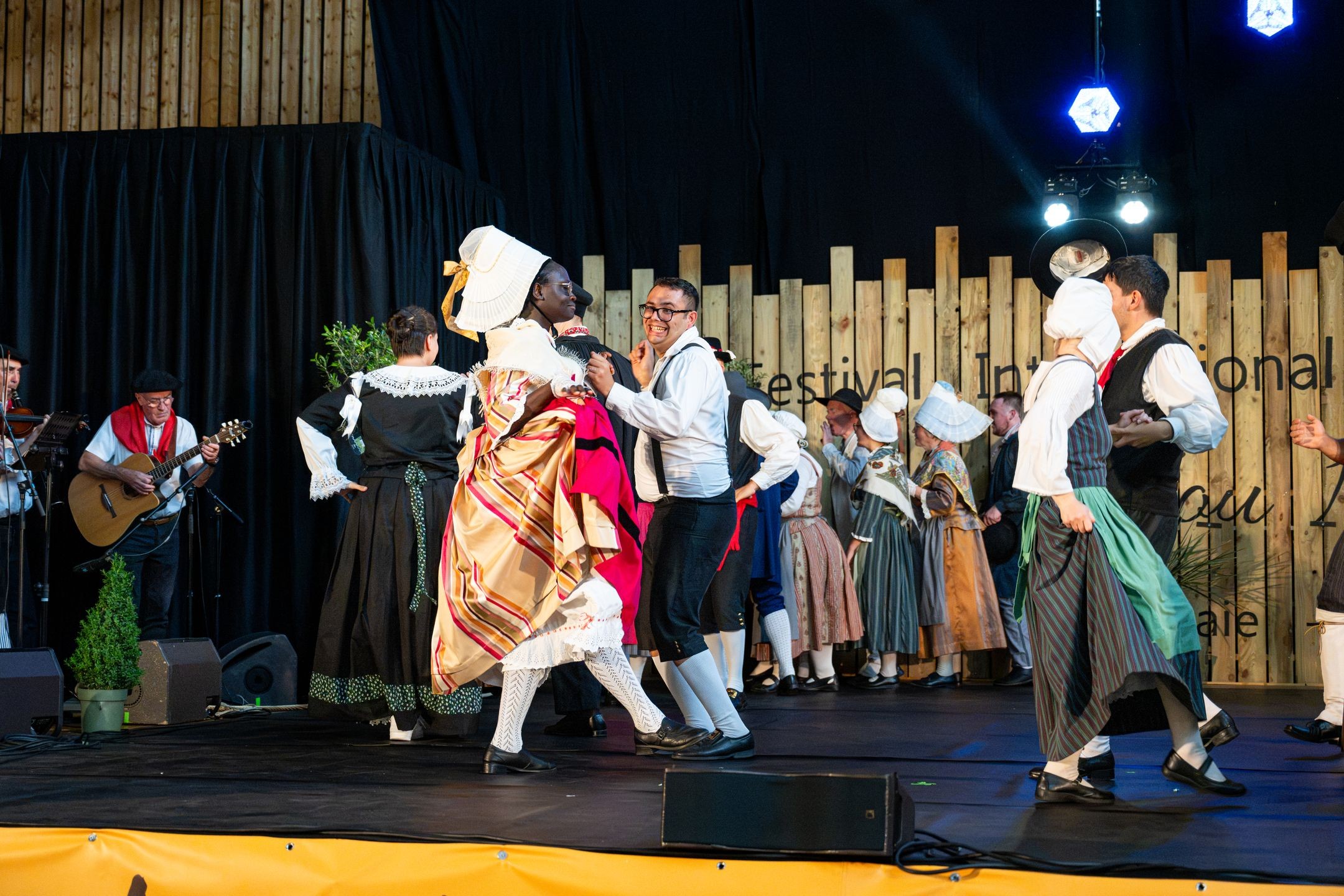 Spectacle du dimanche - Final avec tous les groupes